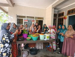 Peringati HPSN, PKK Di Dusun Gondang Desa Tulungrejo Adakan Pembuatan Eco Enzyme