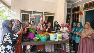 Peringati HPSN, PKK Di Dusun Gondang Desa Tulungrejo Adakan Pembuatan Eco Enzyme