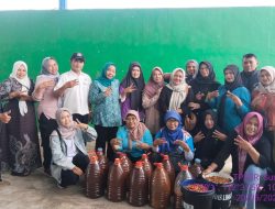 TPS3R Desa Sumbergondo Gelar Acara Panen Dan Membuat Lagi Eco Enzyme