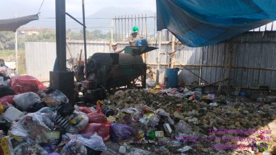 Dengan Mencampur Daun Kering Di Rumah Kompos TPS3R Kelurahan Sisir, Bau Tak Sedap Berkurang