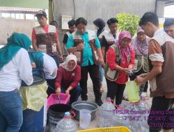 Sudah Merasakan Banyak Manfaat Eco Enzyme Ketua TP PKK Desa Mojorejo, Mengikuti Panen Dan Pembuatan Eco Enzyme Di TPS3R